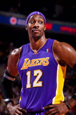 詹姆斯篮板抢断关键时刻锁定胜局（詹姆斯末段抢板断球，锁定胜局）