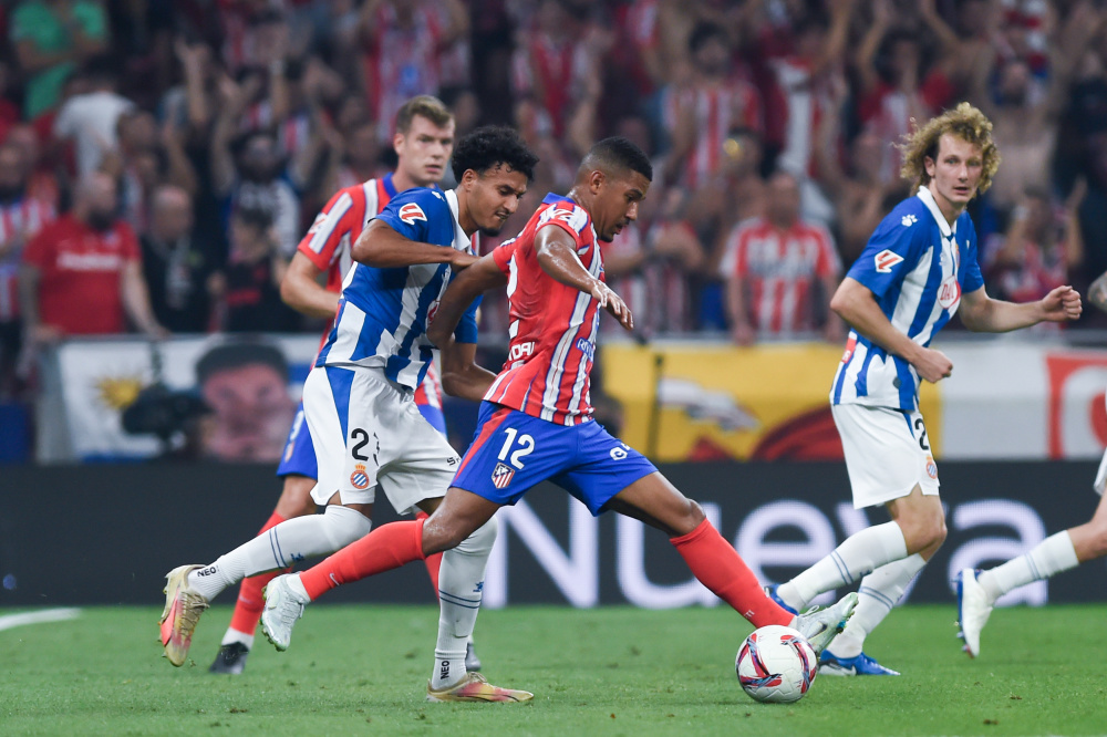 拜仁因球迷燃放烟火被罚，欧冠主场部分看台关闭（因球迷燃放烟花遭处罚，拜仁欧冠主场部分看台被封闭）