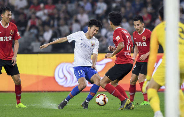 西甲前瞻：矛与盾之战！黄潜信奉防守至上，巴萨火力冠绝西甲（西甲前瞻：巴萨最强火力挑战黄潜钢铁防线，攻防极致对决）