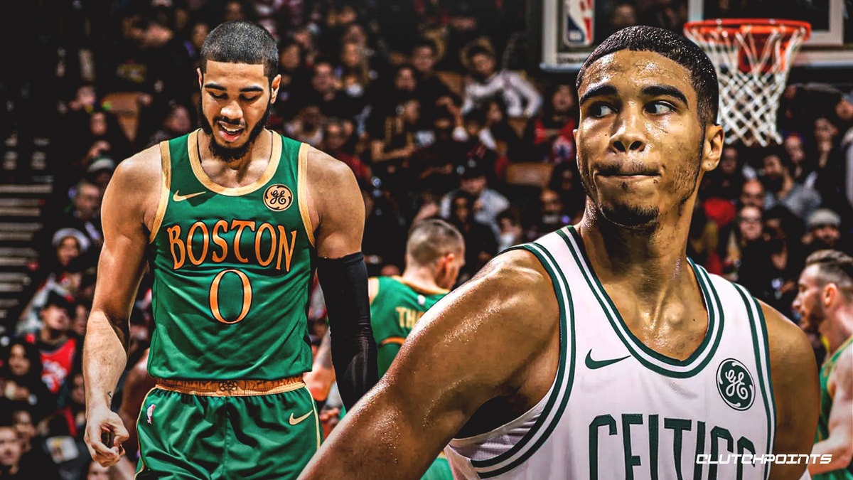 塞内加尔vs博茨瓦纳比赛中，一位球迷身着棱镜装、戴面具观战（塞内加尔战博茨瓦纳：一名球迷穿棱镜装戴面具现身看台）